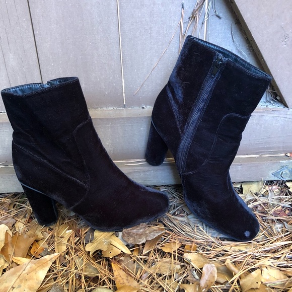 Boutique black velvet trendy circle block booties - Picture 4 of 8